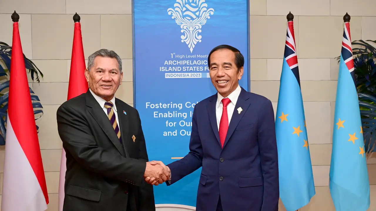 Presiden Joko Widodo (Jokowi) melakukan pertemuan bilateral dengan Perdana Menteri Tuvalu, Kausea Natano di Bali Rabu (11/10/2023).