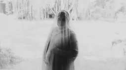 Maternity shoot yang dilakukan Kesha ini juga tak lepas dari sorotan. Meski berkonsep hitam putih, namun Kesha Ratuliu tetap terlihat menawan. (Liputan6.com/IG/@kesharatuliu05)