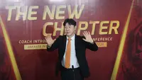 Shin Tae-yong saat diperkenalkan sebagai pelatih kepala Persija yang baru di Jakarta International Stadium, Senin (8/6/2026) siang WIB. (Bola.com/M Iqbal Ichsan)