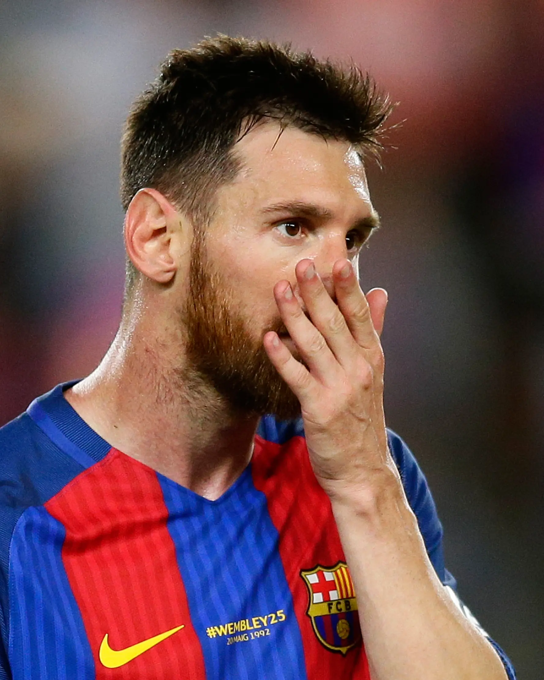 Lionel Messi usai pertandingan melawan Eibar di stadion Camp Nou, Barcelona, Spanyol,(21/5). Barcelona harus puas menjadi runner-up pada musim ini. Blaugrana berjarak tiga poin dari Madrid yang merebut gelar juara. (AP Photo / Manu Fernandez)