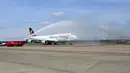 Sebuah pesawat Lufthansa bertuliskan 'Siegerflieger Fanhansa' yang membawa Timnas Jerman mendapat sambutan guyuran air saat mendarat di Bandara Tegel, Berlin, (15/7/2014). (REUTERS/Karina Hessland/Pool)