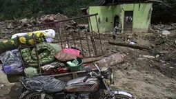 Patut diketahui, banjir bandang yang menghantam wilayah Garoga, khususnya di Desa Garoga, Kecamatan Batang Toru, Tapanuli Selatan, Sumatera Utara, menyebabkan kerusakan yang meluas dan parah. Tampak dalam foto, seorang warga mengumpulkan barang-barangnya dari rumahnya yang rusak akibat banjir bandang di Garoga, Provinsi Sumatera Utara, pada Kamis 4 Desember 2025. (YT HARIONO/AFP)