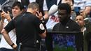<p>Hukuman penalti diberikan setelah salah seorang pemain Burnley terindikasi handball dan sempat ditinjau melalui rekaman VAR sebelum diputuskan oleh wasit. (AFP/Glyn Kirk)</p>
