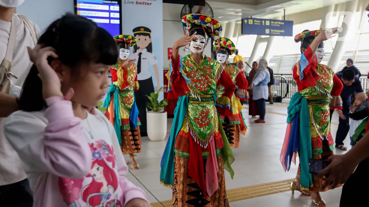 HUT Jakarta ke-497, Tari Topeng Betawi Hibur Pengguna LRT Jabodebek