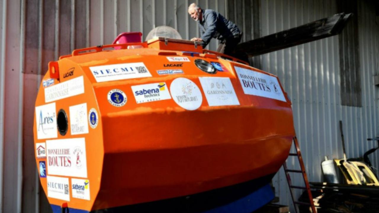 Tong oranye yang membawa pria Prancis Jean-Jacques Savin mengarungi Samudra Atlantik. (AFP/Georges Gobet)