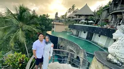 Maka dari itu banyak selebriti pun melakukan liburan, baik bersama kekasih, teman hingga keluarga. Salah satunya ialah yang dilakukan oleh Poppy Bunga dan suaminya Mohammad Fattah Riphat. Dalam liburannya, ia pun pilih Pulau Bali. (Liputan6.com/IG/@poppybungariphat)