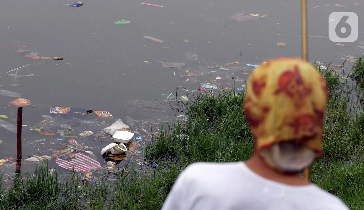 Ceceran sampah plastik terlihat di bibir Waduk Cincin, Jakarta, Sabtu (19/6/2021). Ceceran sampah plastik ini mengganggu kemyamanan warga yang ingin menikmati suasana Waduk Cincin . (Liputan6.com/Helmi Fithriansyah)