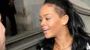 Rihanna sempat bikin publik terkejut dengan mencukur sebagian rambutnya. (REX/SHUTTERSTOCK/HollywoodLife)