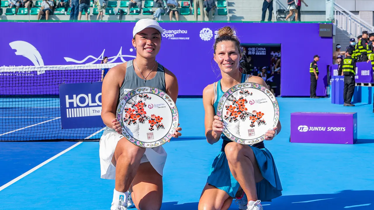 Petenis kebanggaan Indonesia, Janice Tjen, berhasil meraih gelar juara ganda Guangzhou Open 2025 bersama Katarzyna Piter