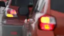 Selalu gunakan lampu sein atau lampu tanda belok ketika hendak berpindah lajur, belok, serta menyalip kendaraan dimana pun dan kapan pun, termasuk ketika di jalan sepi. Sebab, pengendara lain akan mengetahui kemana mobil kita akan bergerak yang membuat lebih aman. Penggunaan lampu hazard pun harus tepat. Lampu hazard harus digunakan ketika berhenti di bahu jalan, ada pejalan kaki yang menyeberang jalan, dan saat mundur. Jangan gunakan hazard saat hujan deras (cukup nyalakan lampu besar) atau saat berjalan lurus di persimpangan, karena itu adalah sikap yang salah. (Source: bellinghamherald.com)
