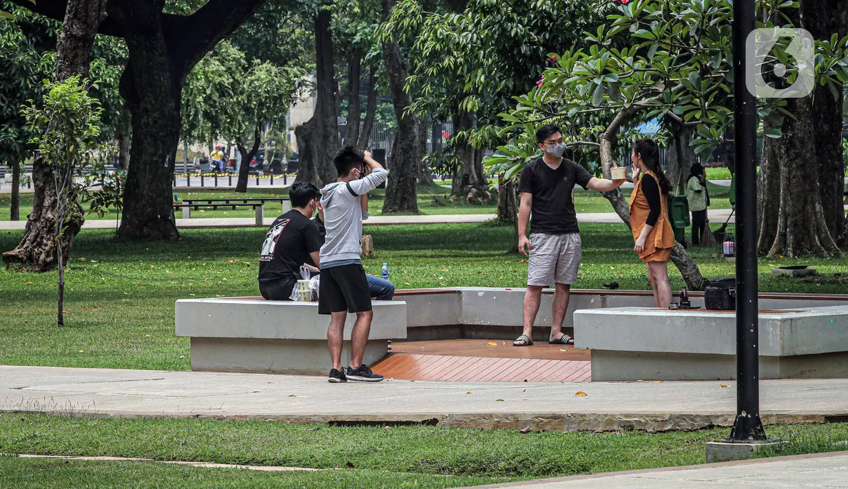 Warga beraktivitas di Taman Lapangan Banteng, Jakarta, Minggu (18/10/2020). Taman Lapangan Banteng dibuka pukul 06.00 sampai 17.00, khusus bagi masyarakat yang akan berolahraga. (Liputan6.com/Faizal Fanani)