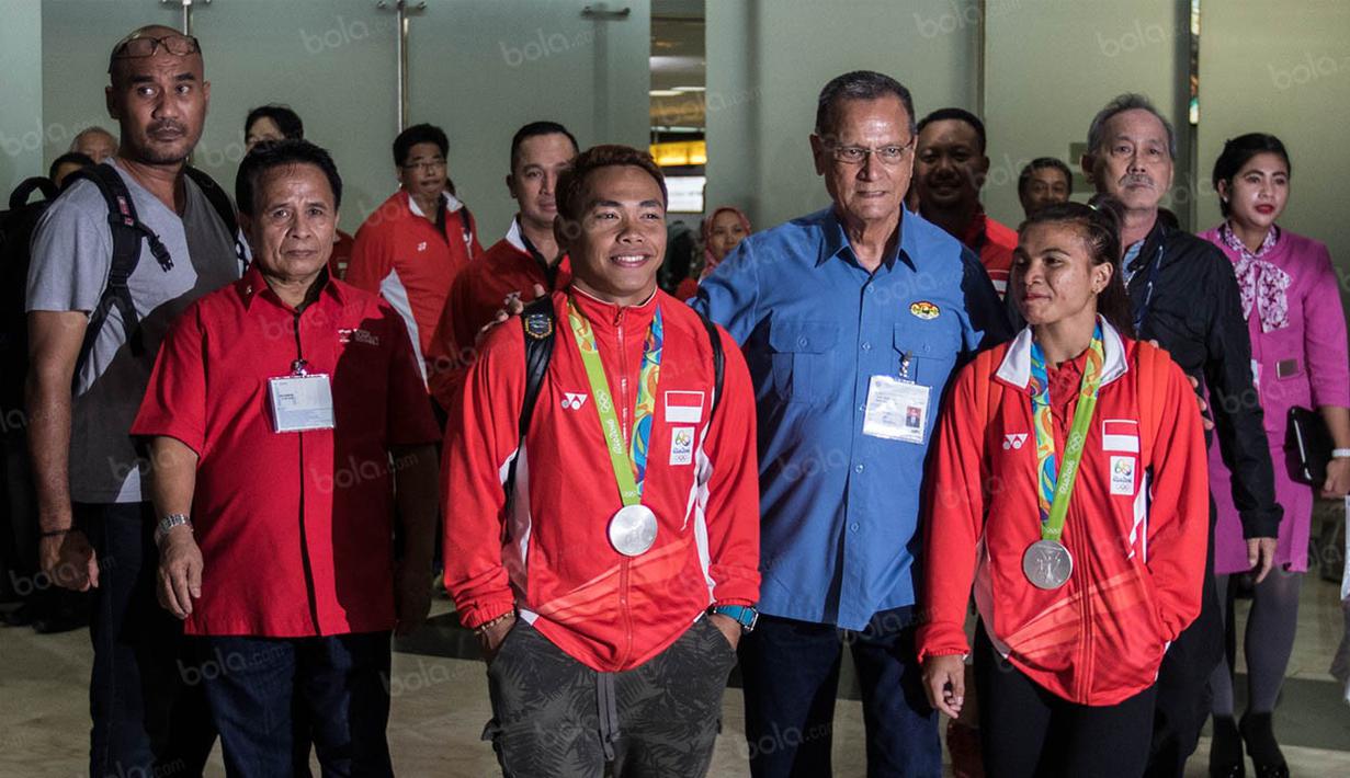 Kedatangan peraih medali perak Olimpiade 2016 Rio de Janeiro, Eko Yuli dan  Sri Wahyuni disambut oleh Pengurus Besar PABBSI. (Bola.com/Vitalis Yogi Trisna)