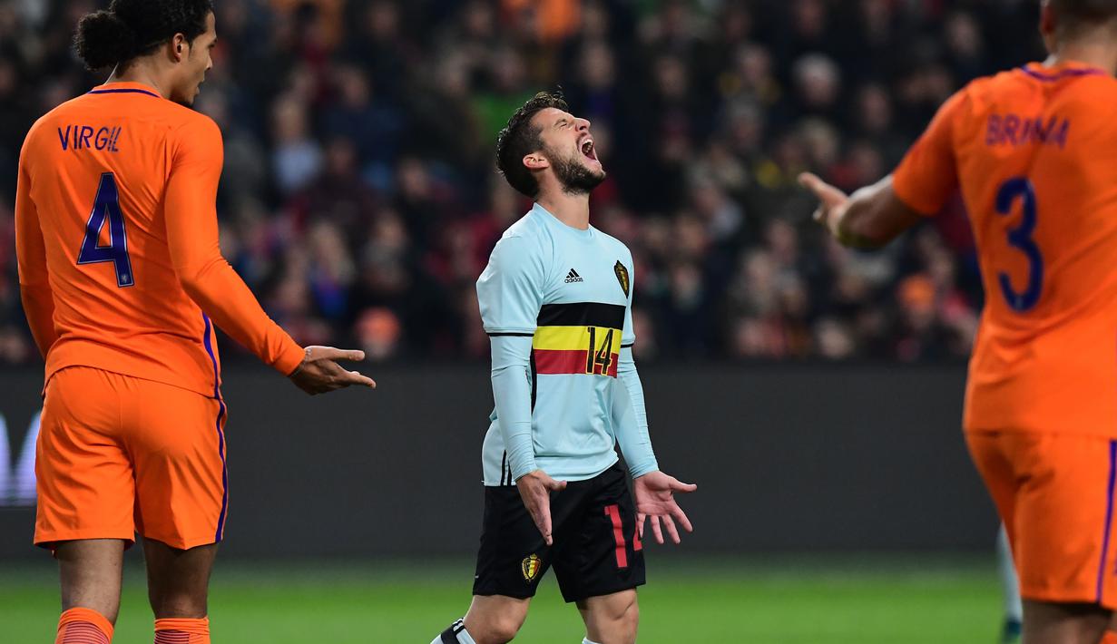 Ekspresi pemain Belgia, Dries Mertens (tengah) saat gagal mencetak gol ke gawang Belanda pada laga persahabatan di Amsterdam ArenA stadium, Amsterdam, (9/11/2016). (AFP/Emmanuel Dunand)
