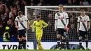  Para pemain Tottenham tertunduk lesu usai timnya bermain imbang dengan Chelsea pada lanjutan liga Inggris  di Stamford Bridge, London, (3/5). Chelsea bermain imbang dengan Tottenham dengan skor 2-2. (Reuters / Dylan Martinez)