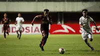 Striker PSM Makassar, Yakob Sayuri (kiri) berbut bola dengan gelandang Persija Jakarta, Novri Setiawan dalam laga leg pertama semifinal Piala Menpora 2021 di Stadion Maguwoharjo, Sleman, Kamis (15/4/2021). Kedua tim bermain imbang 0-0. (Bola.com/Ikhwan Ya