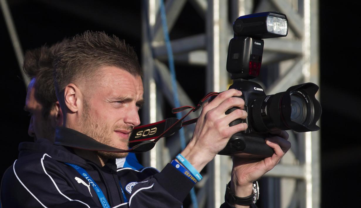  Jamie Vardy memotret kumpulan fans dari panggung saat parade trofi juara Liga Inggris 2015/2016 di Leicester, (16/5/2016). (EPA/Jon Super)