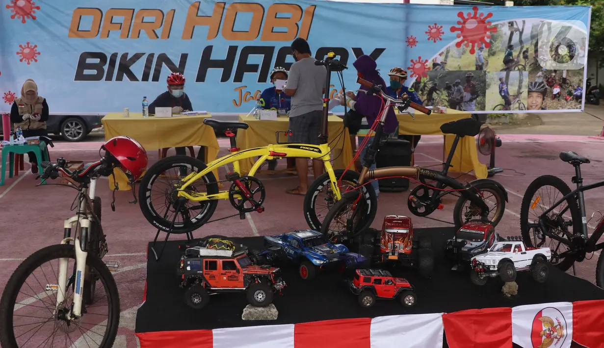 Sejumlah sepeda dan mobil mini menghiasi TPS 23 Pondok Jagung Timur dalam pelaksanaan Pilkada 2020 di Tangerang Selatan, Rabu (9/12/2020). TPS Pilkada Tangerang Selatan (Tangsel) itu menggunakan tema hobi dimana petugasnya mengenakan pakaian untuk bersepeda. (Liputan6.com/Angga Yuniar)