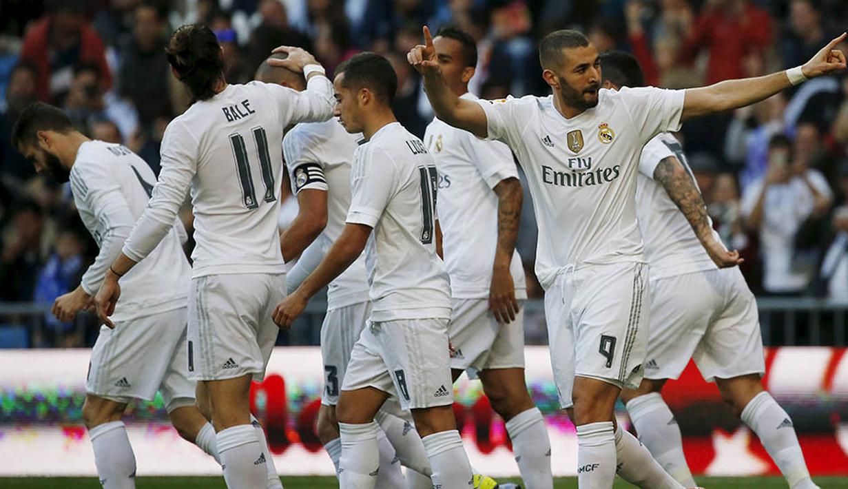 Para pemain Real Madrid merayakan gol yang dicetak Karim Benzema pada laga La Liga melawan Getafe di Stadion Santiago Bernabeu, Spanyol, Sabtu (5/12/2015). (Reuters/Susana Vera)