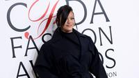 Gaya Pascamelahirkan Rihanna Curi Perhatian Saat A$AP Rocky Raih Penghargaan Fashion Icon di CFDA 2025