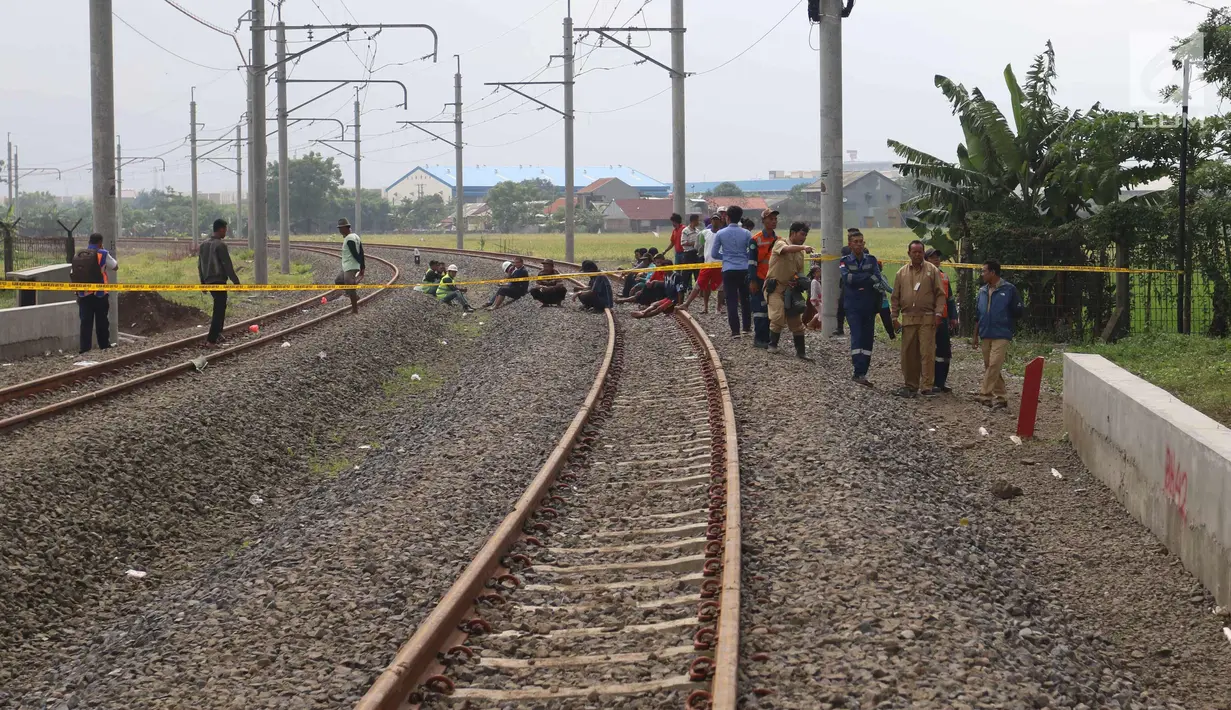 Petugas saat berada di jalur kereta api Bandara Soetta, Tangerang, Banten, Selasa (6/2). Akibat longsor di Underpass Perimeter Selatan mengakibatkan jalur kereta bandra harus di tutup agar tidak terjadi longsor susulan.(Liputan6.com/Angga Yuniar)