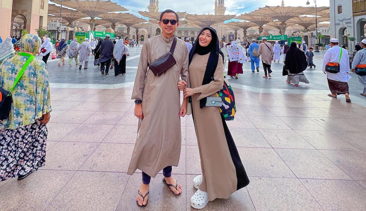 Kebersamaan Ayu Dewi dan Regi Datau saat berada di Madinah. (Foto: Instagram/ mrsayudewi)