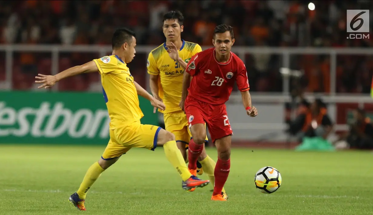 Bek Persija, M Rezaldi Hehanusa berusaha melewati pemain Song Lam Nghe An pada fase grup H Piala AFC di Stadion GBK Jakarta, Rabu (14/3). Babak pertama Persija ditahan imbang Soang Lam Nghe An 0-0. (Liputan6.com/Helmi Fithriansyah)