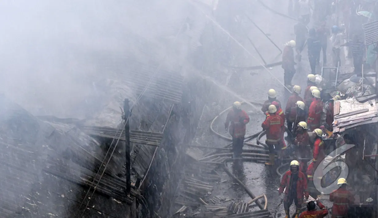 Petugas pemadam kebakaran berhasil menjinakkan si Jago Merah di kawasan Pasar Kembangan, Senen, Jakarta, Senin(19/1/2015).  (Liputan6.com/Miftahul Hayat)