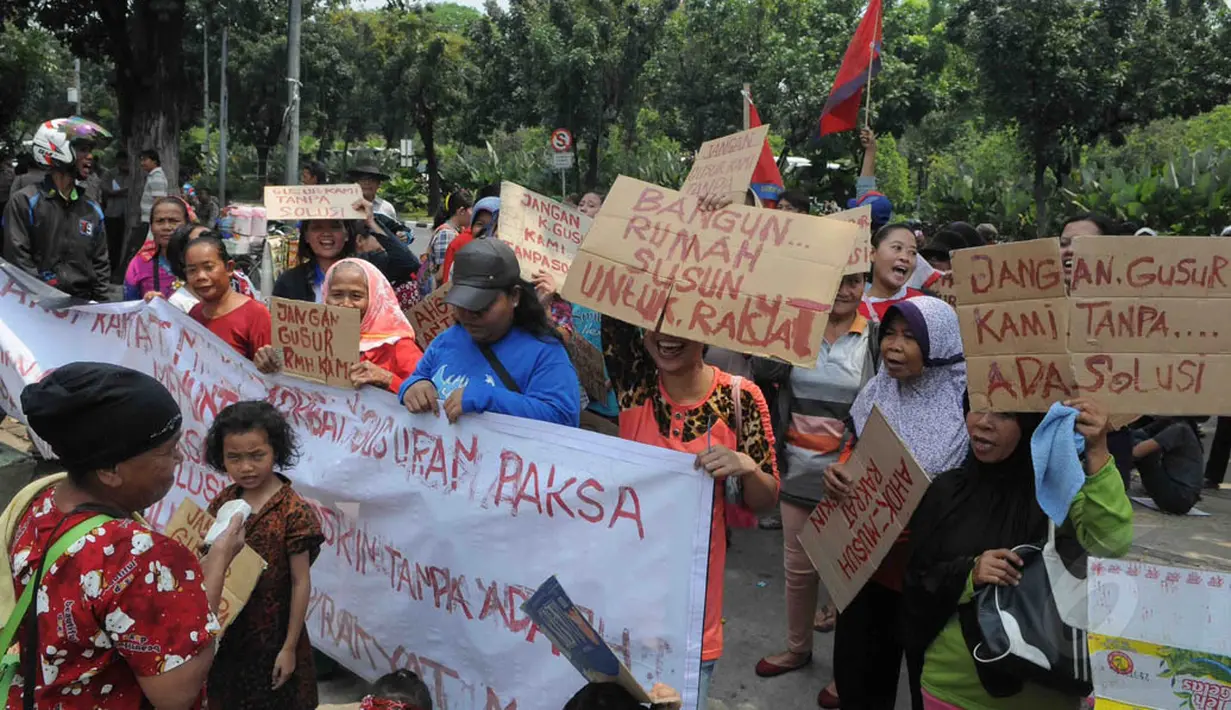 Di depan Balaikota DKI, para ibu-ibu ini meneriakan orasi mereka, Jakarta, (11/9/14). (Liputan6.com/Herman Zakharia)