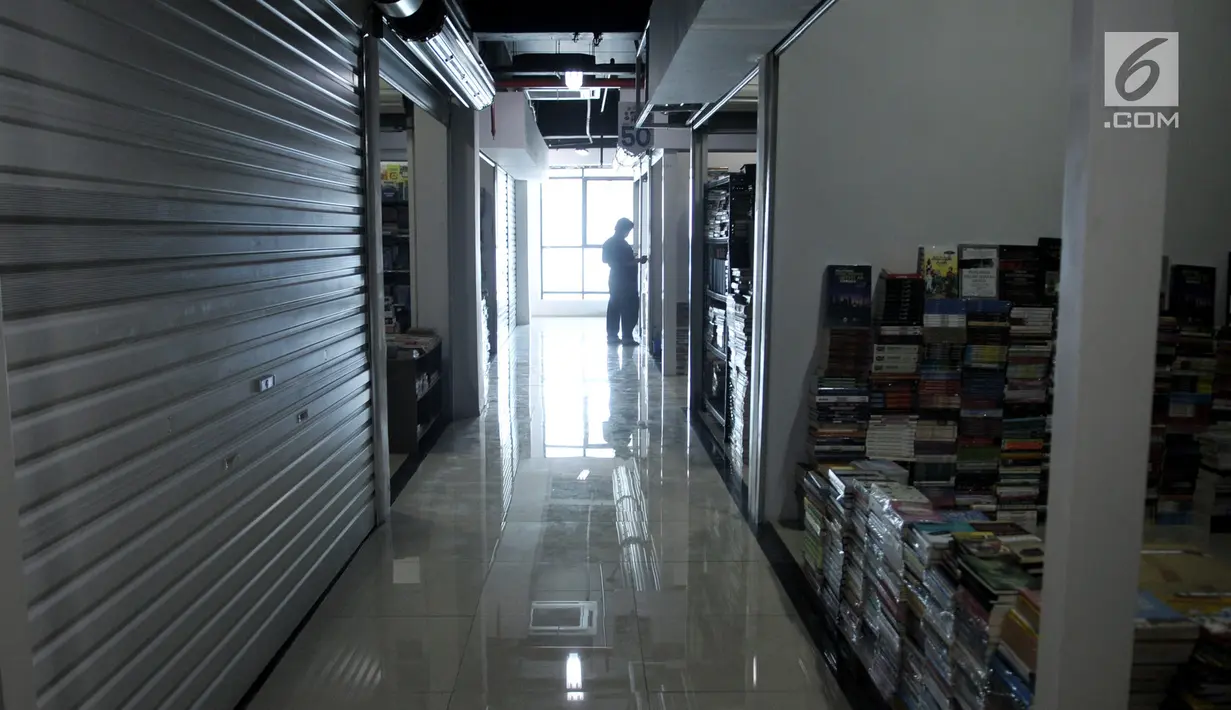 Sejumlah kios yang masih tutup di Wisata Buku, Pasar Kenari, Jakarta, Selasa (20/8/2019). Sentra buku ini merupakan pindahan dari kios di Kwitang dan Pasar Senen. (merdeka.com/Iqbal S. Nugroho)