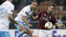 Gelandang AC Milan, Hakan Calhanoglu, duel udara dengan  gelandang Rijeka, Zoran Kvrzic, pada laga Liga Europa di Stadion San Siro, Milan, Kamis (28/9/2017). AC Milan menang 3-2 atas  Rijeka. (AP/Luca Bruno)