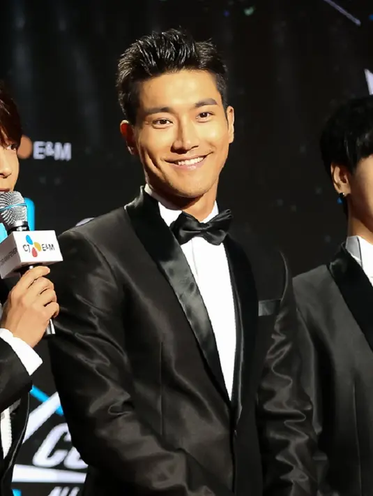 Siwon Super Junior memang punya wajah yang tampan. Apalagi Siwon punya tinggi yang ideal yaitu 183 cm, ia terlihat begitu gagah saat mengenakan pakaian normal seperti jas. (Foto: soompi.com)