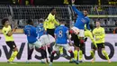 Pemain Borussia Dortmund Dan-Axel Zagadou (tengah) melompat untuk merebut bola saat melawan Rangers pada pertandingan sepak bola Liga Europa di Dortmund, Jerman, 17 Februari 2022. Borussia Dortmund kalah 2-4. (AP Photo/Martin Meissner)