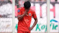 Ekspresi pemain Persija Jakarta, Firza Andika,&nbsp;setelah mendapatkan kartu merah dalam pertandingan pekan kesembilan BRI Liga 1 2023/2024 melawan Arema FC yang berlangsung di Stadion Patriot Candra Bhaga, Bekasi, Minggu (20/9/2023). (Bola.com/Bagaskara Lazuardi)