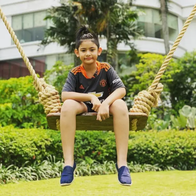 6 Potret King Faaz Pakai Jersey Manchester United, Kian Menggemaskan