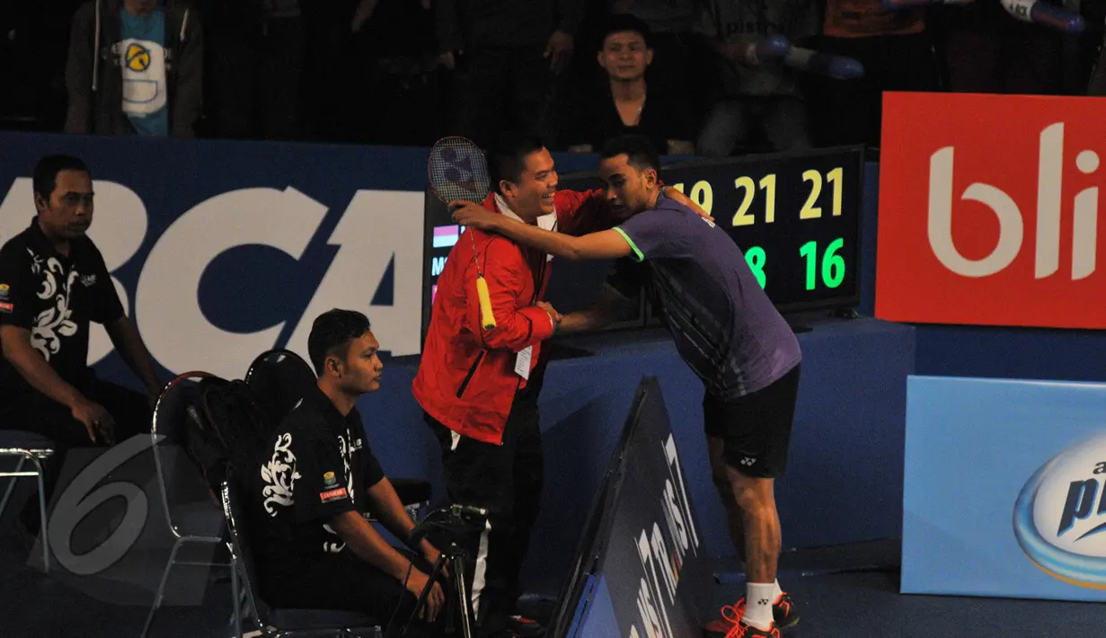 Pebulutangkis Indonesia, Tommy Sugiarto merayakan kemenangannya bersama pelatih usai mengalahkan pebulutangkis Tiongkok Lin Dan dalam turnamen BCA Indonesia Open Superseries Premier 2015, di Jakarta, Rabu (3/6/2015). (Liputan6.com/Herman Zakharia)