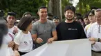 Pemain sepak bola asal Portugal, Cristiano Ronaldo (tengah) ambil bagian dalam acara untuk mendukung beasiswa pemuda yang didirikan oleh filantropis Peter Lim di Singapura, Jumat (2/6/2023). (Nicholas Yeo/AFP)