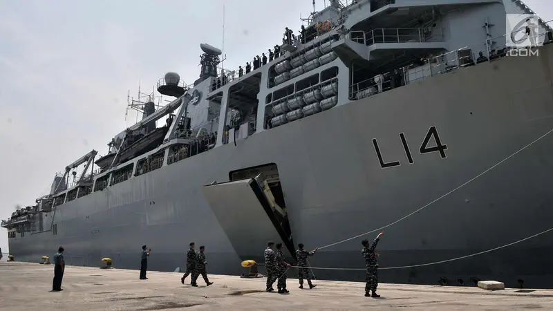 Kapal Perang HMS Albion Bersandar di Jakarta
