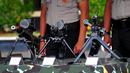 Sejumlah senjata sniper untuk mengamankan perhelatan Konferensi Asia Afrika (KAA) di Jakarta dan Bandung pada 19-25 April mendatang, diperlihatkan di Mako Brimob Kelapa Dua, Depok, Selasa (14/4/2015). (Liputan6.com/Yoppy Renato)