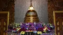 Pemandangan kuil Buddha Mahamevna yang sepi selama hari Waisak di bawah penerapan jam malam di Kaduwela, dekat ibu kota Sri Lanka, Kamis (7/5/2020). Waisak biasanua dirayakan dengan perayaan meriah, tapi kali ini jauh berbeda karena pandemi virus corona di seluruh dunia. (Ishara S. KODIKARA/AFP)