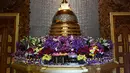Pemandangan kuil Buddha Mahamevna yang sepi selama hari Waisak di bawah penerapan jam malam di Kaduwela, dekat ibu kota Sri Lanka, Kamis (7/5/2020). Waisak biasanua dirayakan dengan perayaan meriah, tapi kali ini jauh berbeda karena pandemi virus corona di seluruh dunia. (Ishara S. KODIKARA/AFP)