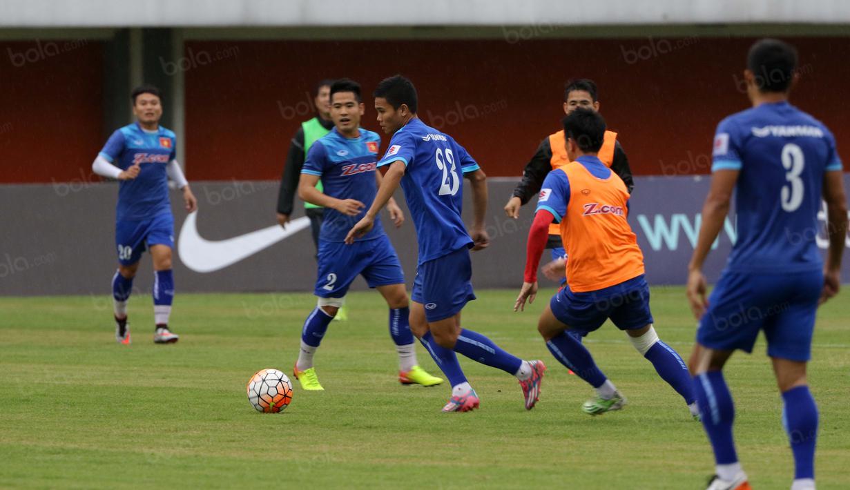 Para pemain Vietnam  saat menerapkan strategi pelatih pada sesi latihan di Stadion Maguwoharjo, Sleman, Yogyakarta, Sabtu (08/10/2016). (Bola.com/Nicklas Hanoatubun)