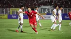 Pemain Timnas Indonesia U-20, Jens Raven, melakukan selebrasi setelah mencetak gol ke gawang Yaman U-20 dalam laga ketiga Grup F Kualifikasi Piala Asia U-20 2025 yang digelar di Stadion Madya, Jakarta, Minggu (29/9/2024). (Bola.com/Abdul Aziz)