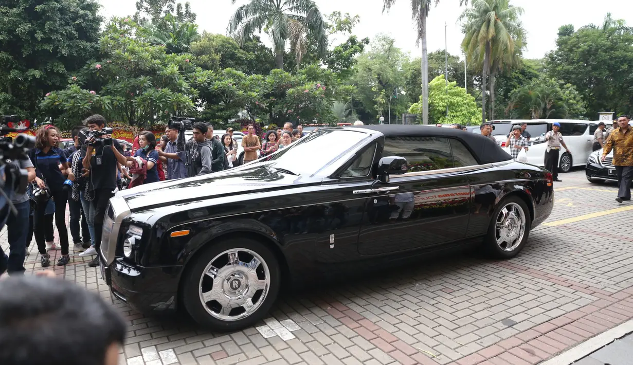 Turun dari mobil pengantin yang membawanya, Sandra Dewi melempar senyum pada awak media yang sedang ingin mengabadikan pernikahannya.  Keceriaan begitu terlihat sambil melambaikan tangannya. (Nurwahyunan/Bintang.com)