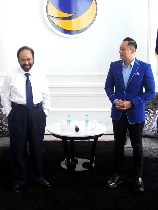 Ketua Umum Partai Nasdem Surya Paloh (kiri) menerima Ketua Umum Partai Demokrat Agus Harimurti Yudhoyono atau AHY (kanan) di Kantor DPP Nasdem, Jakarta, Kamis (23/6/2022). Pertemuan keduanya untuk melakukan komunikasi dalam rangka penjajakan koalisi menjelang Pemilu 2024. (Liputan6.com/Angga Yuniar)