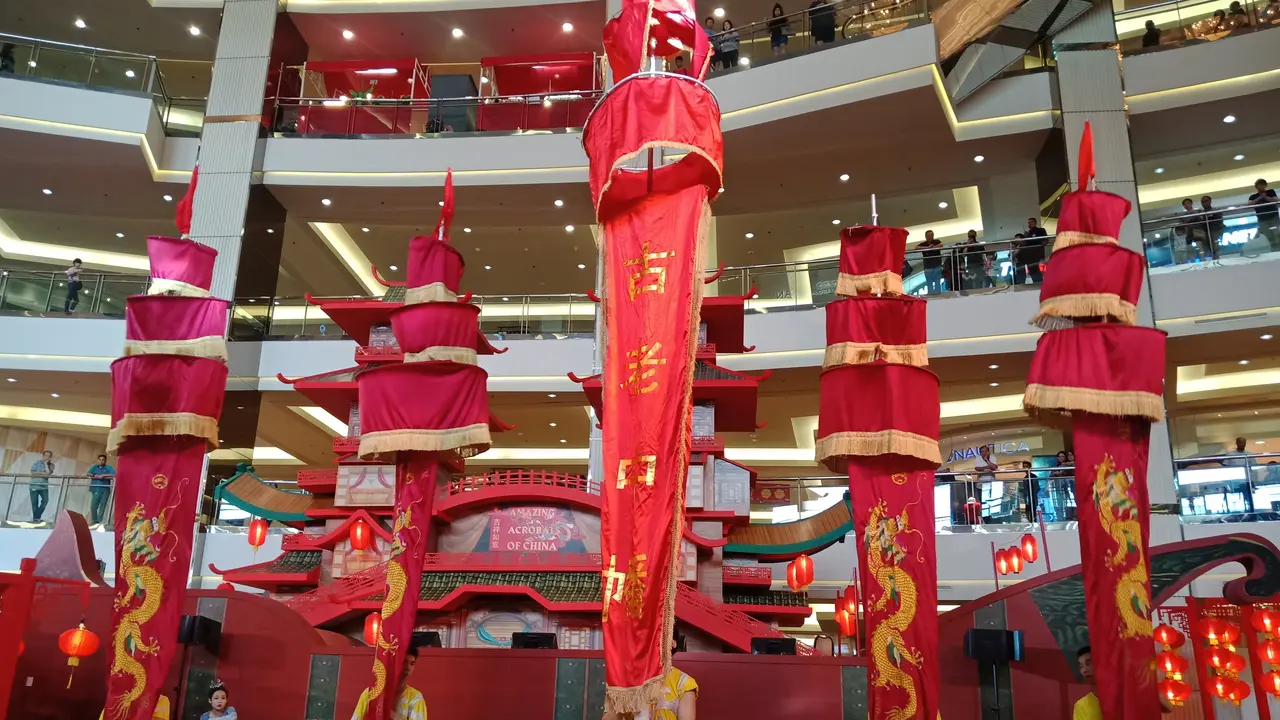 Rayakan Tahun Baru Imlek dengan Menyaksikan Akrobat Asal Cina