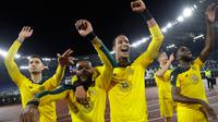 Gelandang Celtic Olivier Ntcham (kedua kiri) berselebrasi dengan rekannya setelah mencetak gol ke gawang  Lazio pada matchday keempat Grup E Liga Europa 2019 di Stadion Olympico, Kamis (7/11/2019). Celtic mengalahkan Lazio 2-1 untuk kemudian melaju ke babak 32 besar. (AP/Gregorio Borgia)