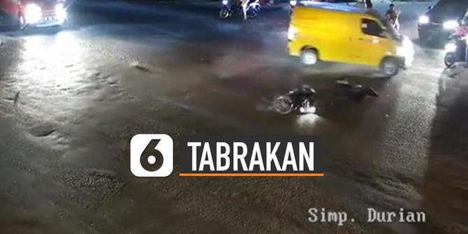 VIDEO: Ngeri, Pengendara Motor Terobos Lampu Merah Tertabrak Mobil Ekspedisi