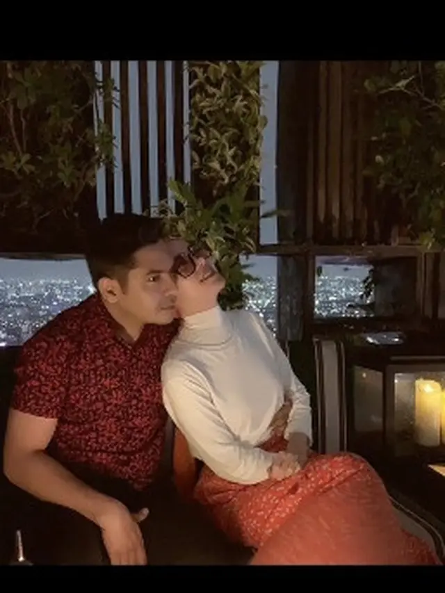 Kemesraan Angel Lelga dengan seorang pria, isyaratkan sudah nikah lagi (Foto: Instagram angellega)