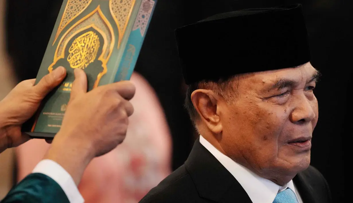 Presiden Prabowo Subianto kembali melakukan reshuffle Kabinet Merah Putih di Istana Kepresidenan Jakarta, Rabu (17/9/2025). Salah satunya melantik Djamari Chaniago sebagai Menteri Koordinator Bidang Politik dan Keamanan (Menko Polkam). (AP Photo/Achmad Ibrahim)