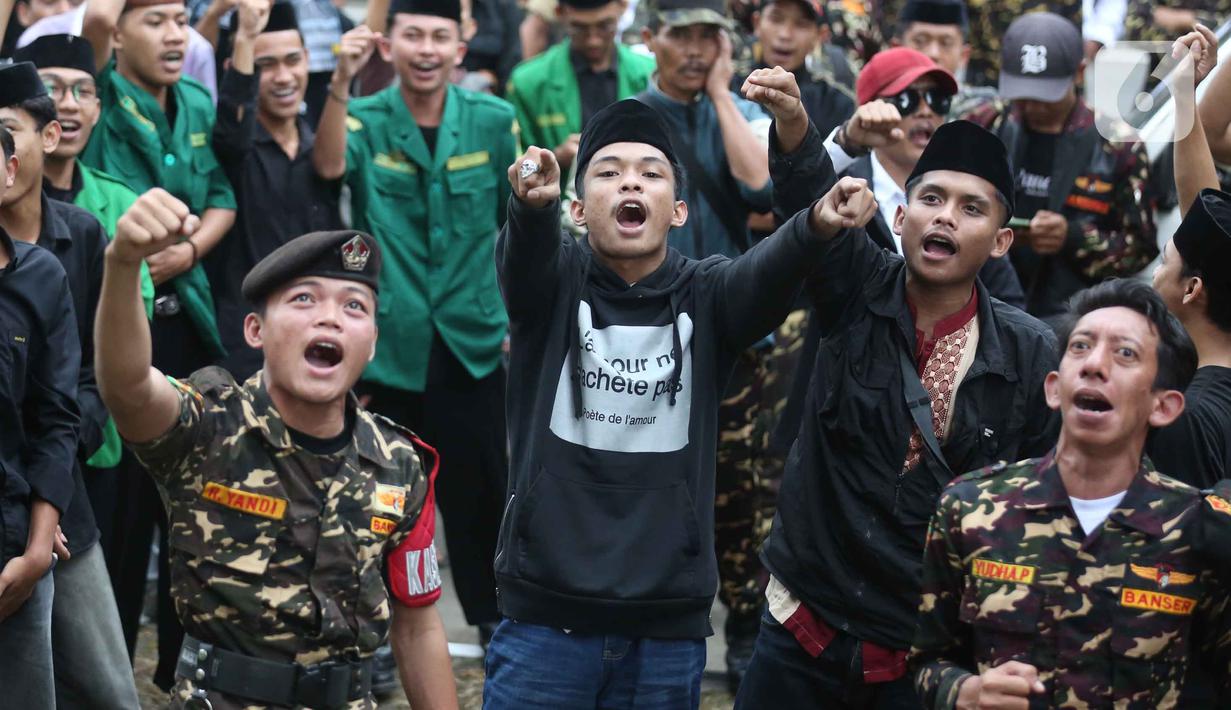 Anggota dan simpatisan Barisan Ansor Serbaguna (Banser) saat berunjuk rasa di depan gedung Merah Putih Komisi Pemberantasan Korupsi (KPK), Jakarta, Kamis (12/3/2026). (Liputan6.com/Helmi Fithriansyah)